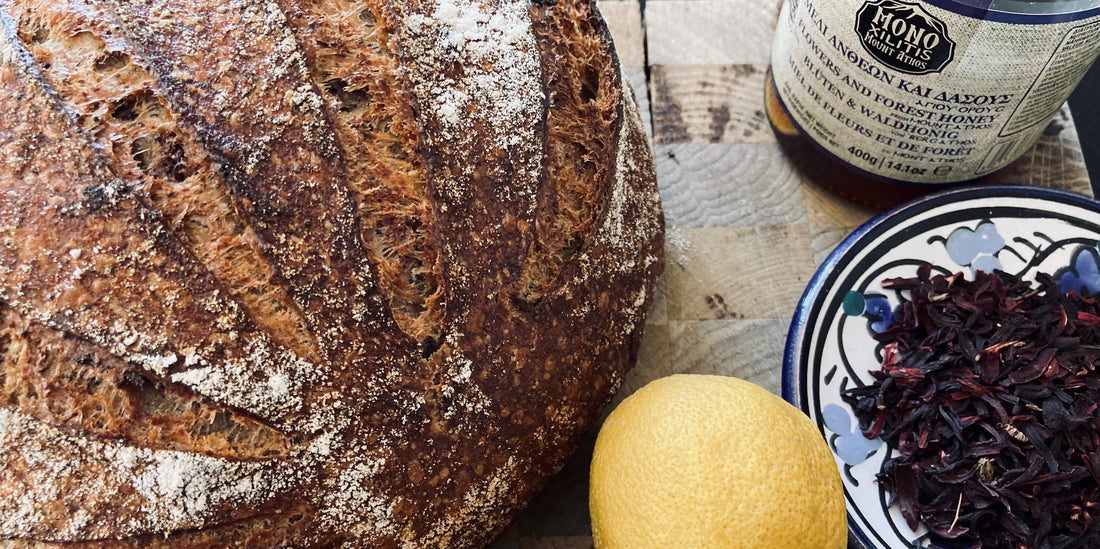 Emmerbrød med hibiscus og skovhonning