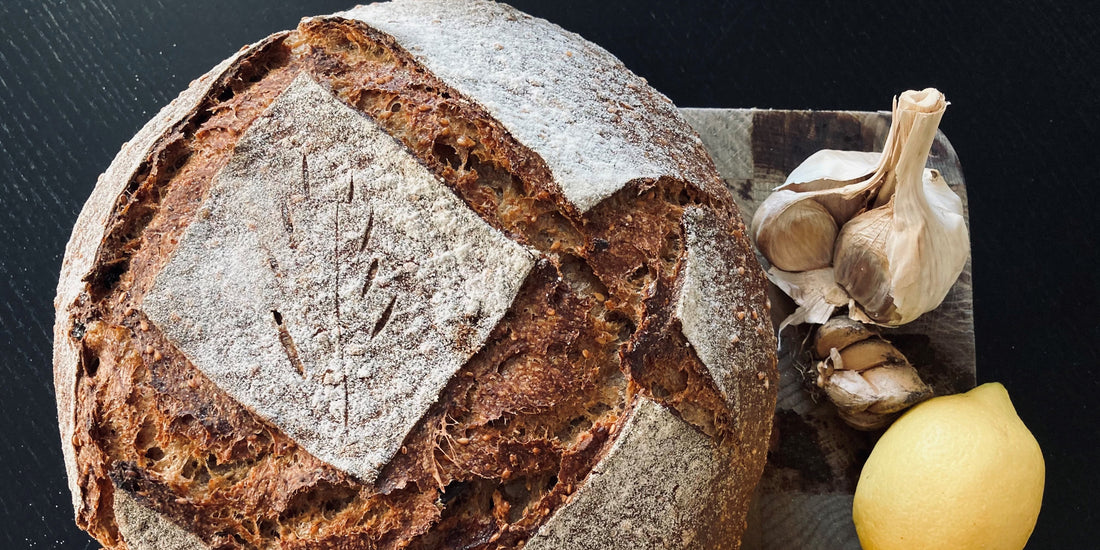 Sesambrød med fermenteret hvidløg