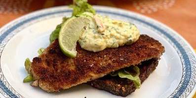 Rug-paneret fiskefilet med ristet rugbrød