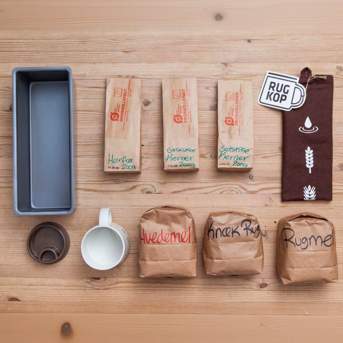 Ryecup luxury box with baking tin and flour